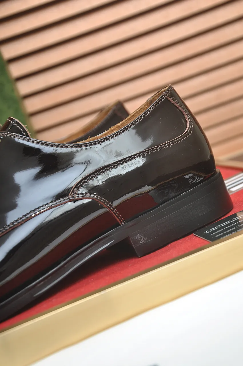 Men's shoes💰660💶 Brand: GUCCI (Gucci) Standard code: Men's code 39/44 (45/46 can be customized) Grade: Same as the official website Original quality Material: Original cowhide Water-dyed cowhide lining Original rubber outsole Style category: Men's fashionable casual leather shoes Distinguished big-name luxury elements top luxury Color: Actual picture